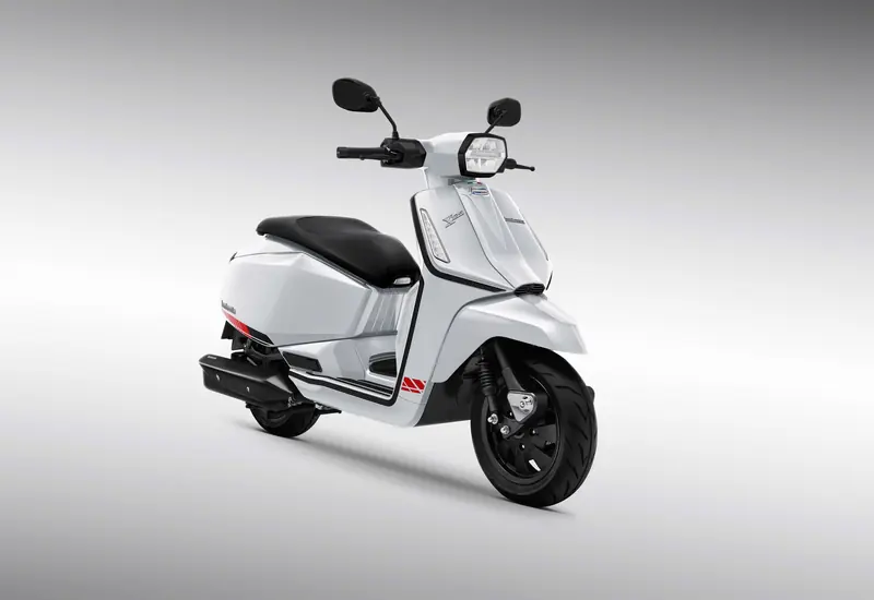 Lambretta X125 màu trắng, góc 3/4 phía trước, ảnh studio