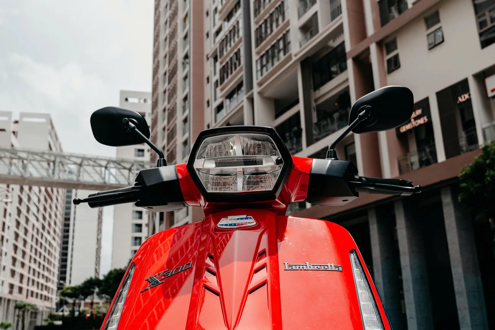Cận cảnh cụm đèn pha lục giác của Lambretta X300 màu đỏ